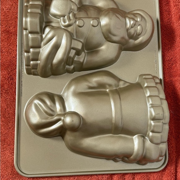 Nordic Ware 10 Cup VTG. Santa Claus Cast Aluminum Cake Pan Platinum Collection - Picture 3 of 6